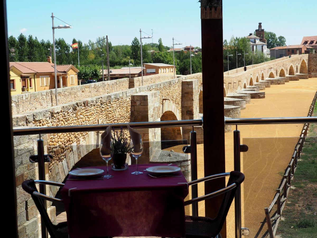 Hostal Don Suero De Quinones Hospital de Orbigo Exterior photo