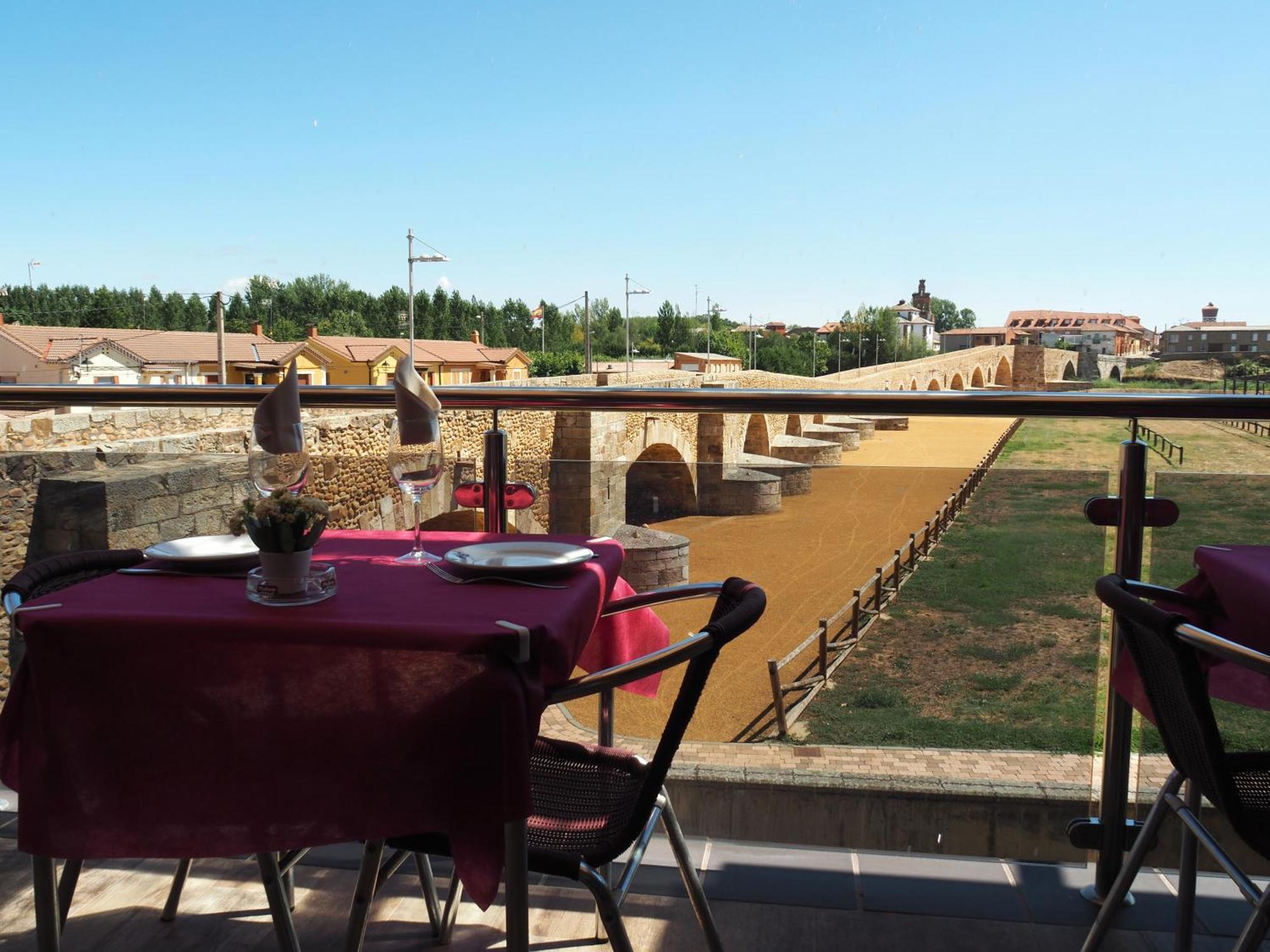 Hostal Don Suero De Quinones Hospital de Orbigo Exterior photo