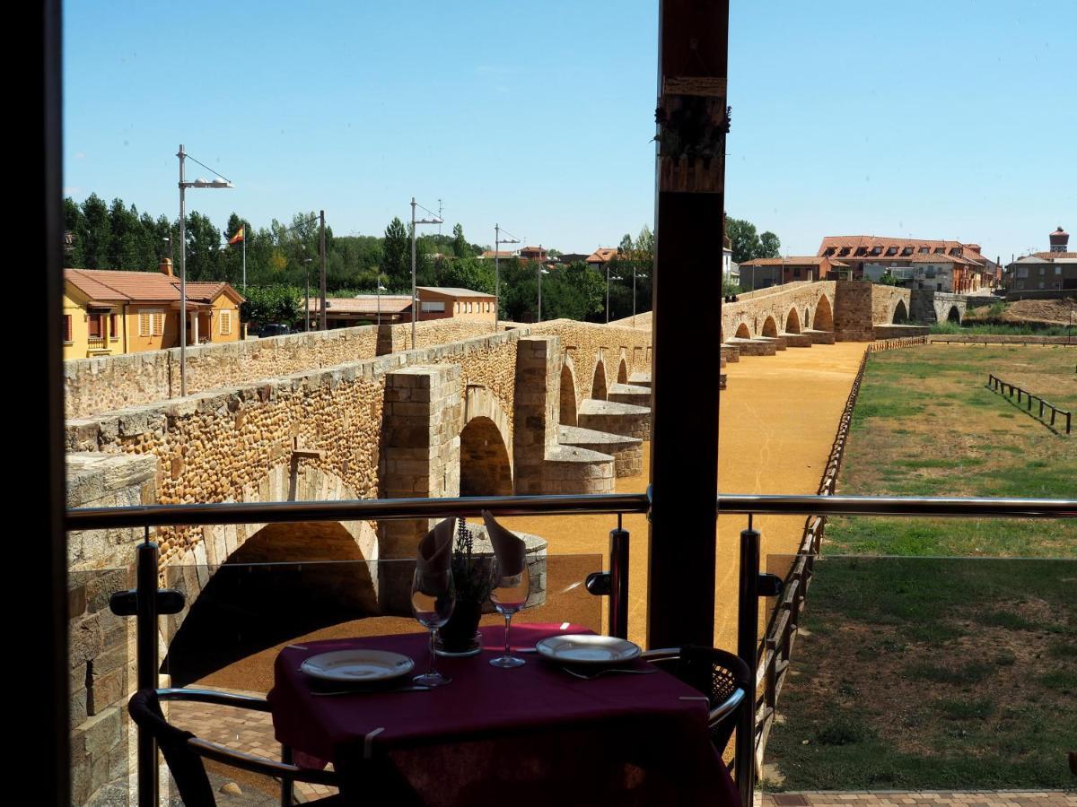 Hostal Don Suero De Quinones Hospital de Orbigo Exterior photo