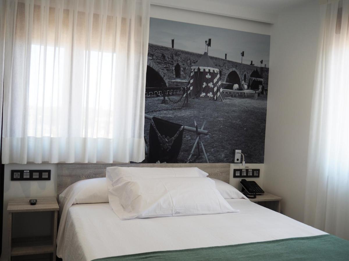 Hostal Don Suero De Quinones Hospital de Orbigo Exterior photo