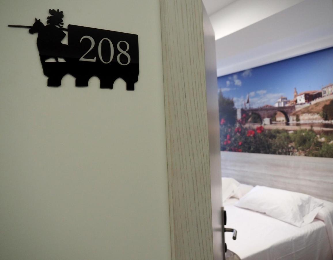 Hostal Don Suero De Quinones Hospital de Orbigo Exterior photo
