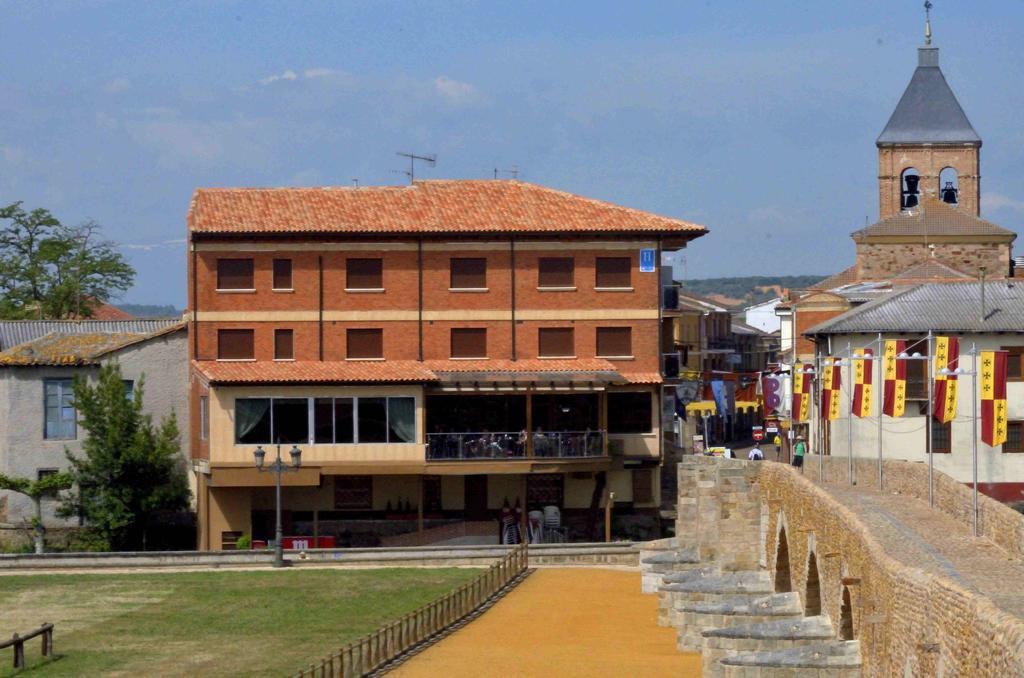 Hostal Don Suero De Quinones Hospital de Orbigo Exterior photo