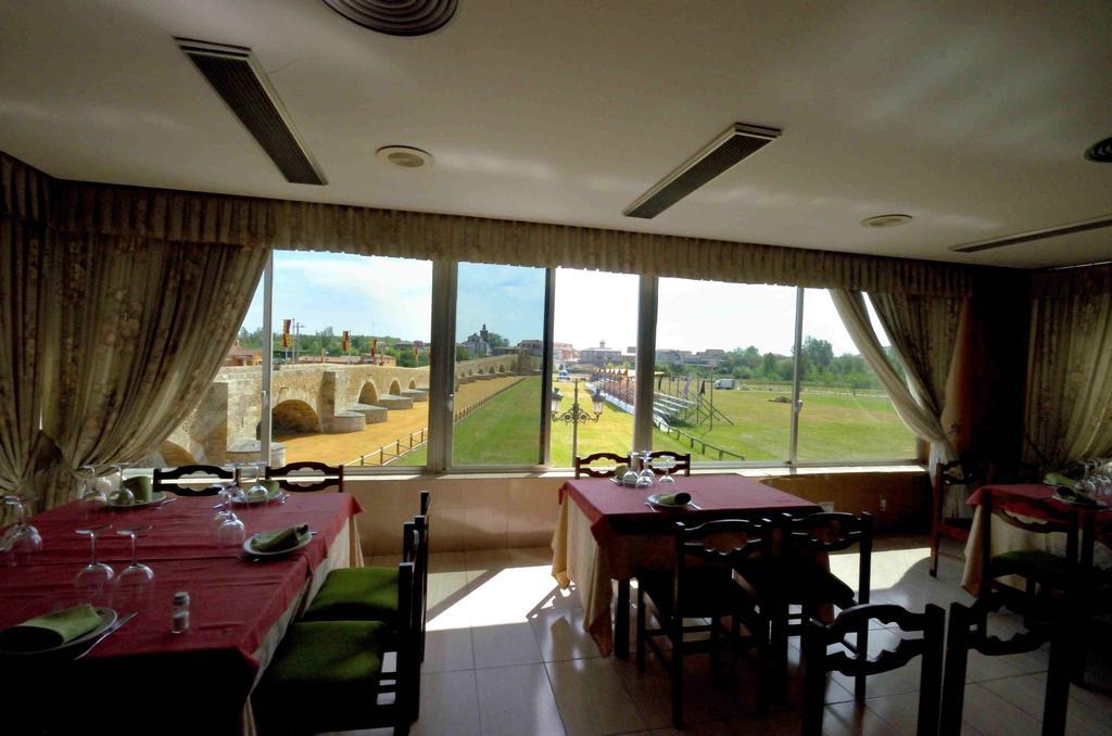Hostal Don Suero De Quinones Hospital de Orbigo Exterior photo